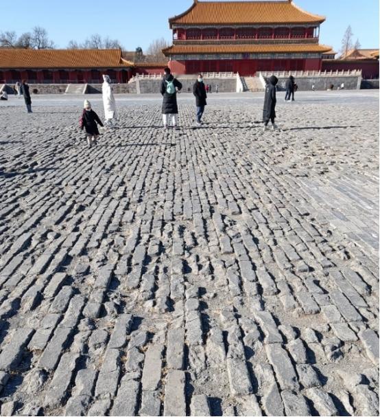 去故宫游玩发现里头的地面砖已经凹凸不平,为什么不修一修?不是故宫“懒得修”,而