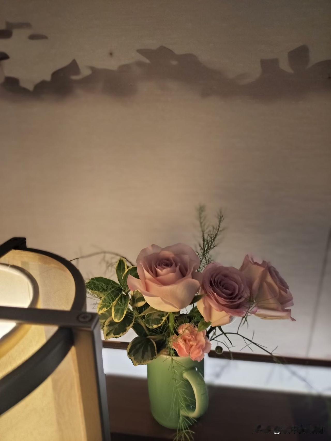 10年前老家奶奶养了条大狼狗，壮得跟小牛似的，平时看着挺温顺，见谁都摇尾巴，奶奶