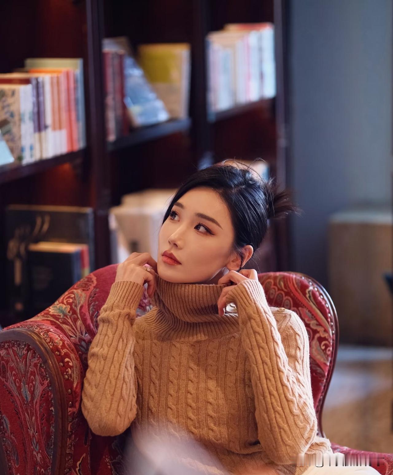 健身女神配上烈焰红唇，那简直是绝配！想象一下，在健身房里，那些身材火辣的女神们，