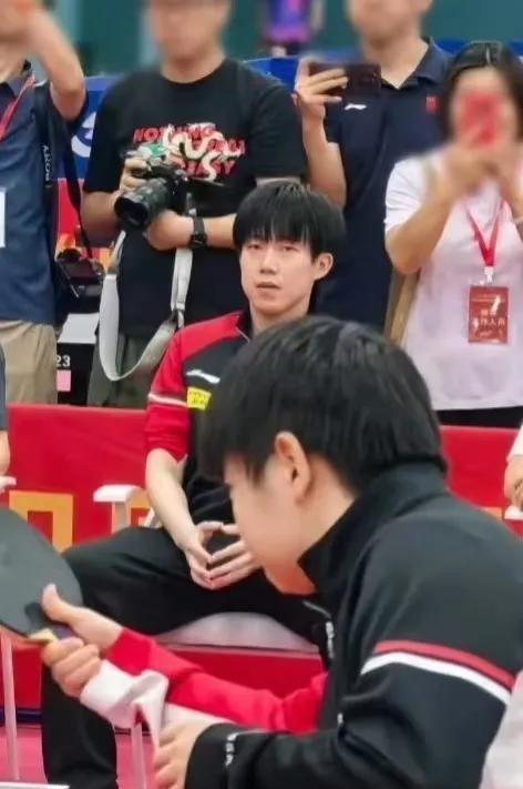现场的球迷们是会捕捉镜头的，盯盯的眼神，手里的比心，这样精彩的一幕都被记录下来了