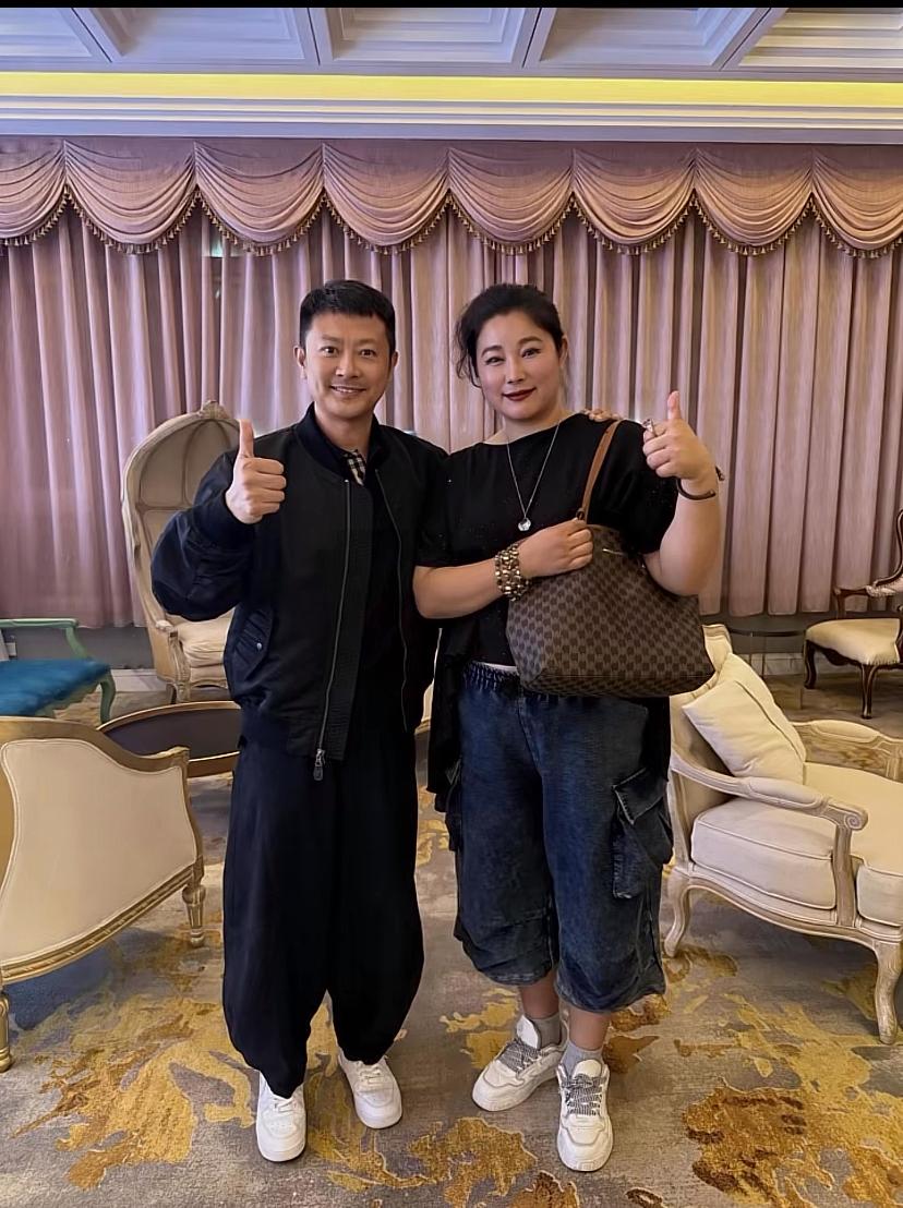 两个人都不到五十，还记得一起演的电视剧，感觉是金童玉女，现在看来像五十多岁的大爷