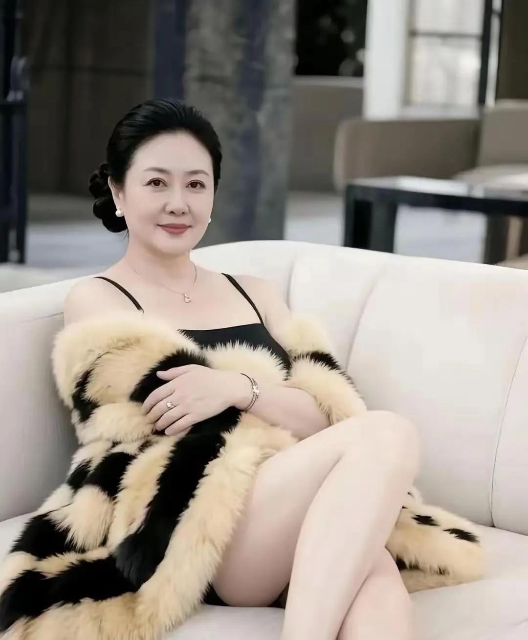 一个中年女人在抖音上说：如果有人喜欢我的话，要么是喜欢我的钱，要么就是想睡我不要