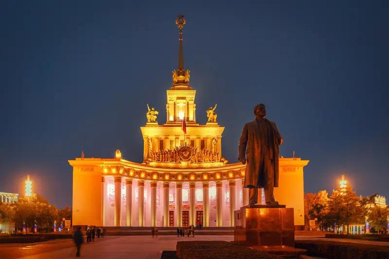 苏联在二战时期侵入波兰，主要是出于地缘政治和安全考虑。波兰历史上多次侵略苏联，让