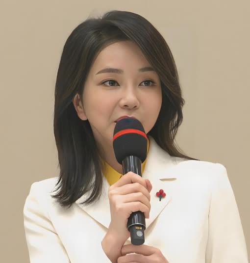 有人说李在明应该对金建希手下留情，理由是，不要对一家人赶尽杀绝。目前情况下，尹锡