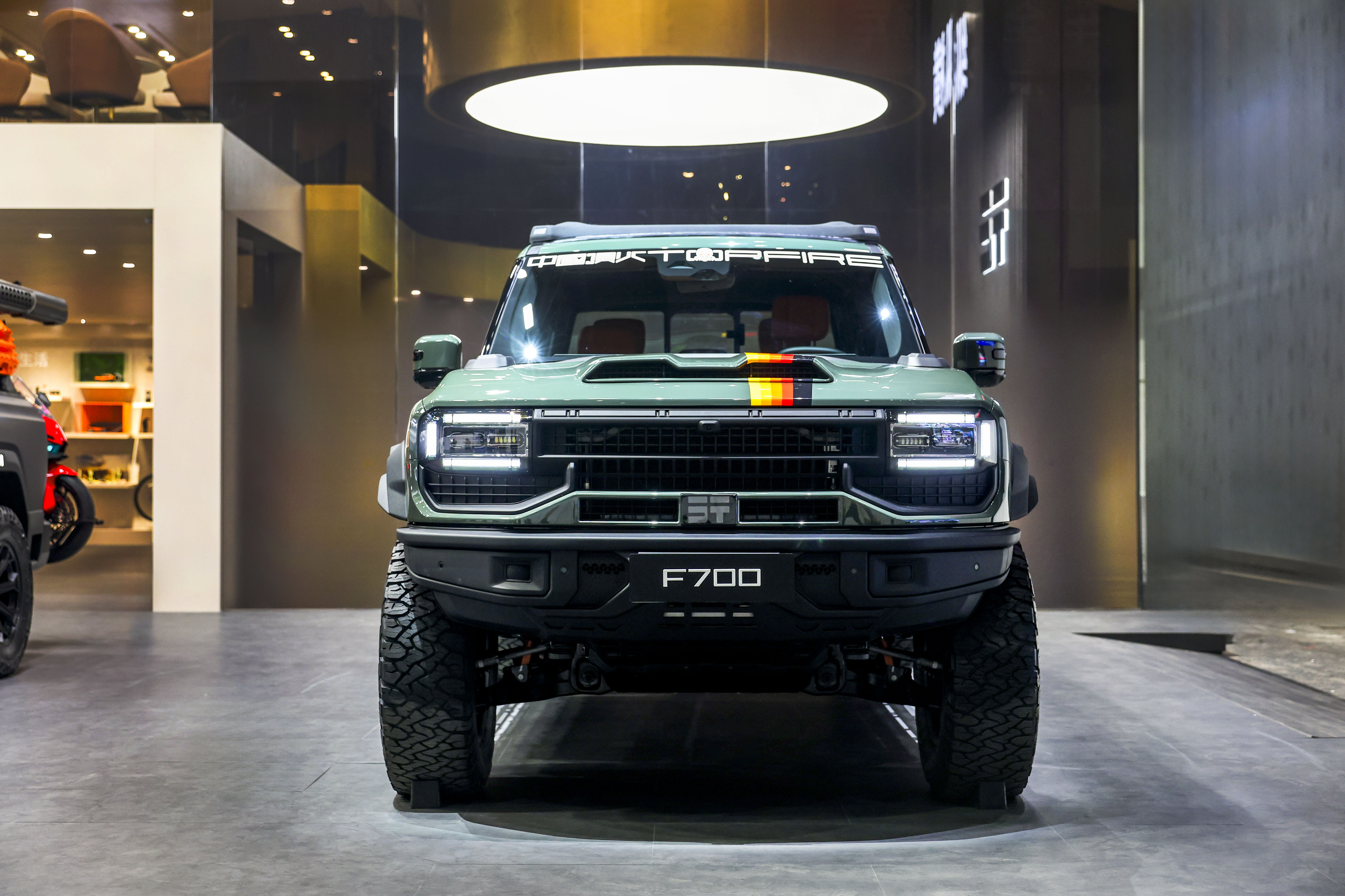 这次北京车展纵横展台，展出了它的新款车型纵横F700，全系车型，一共三款，分别是