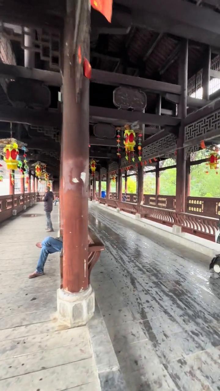 今天逛一下重庆秀山的西街。西街这里有个廊桥，廊桥古色古香的，是免费的，没有门票。