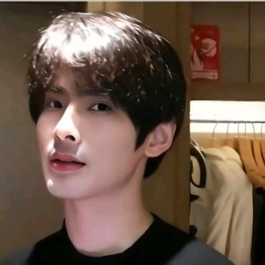 反思一下原来小李子找的都是顶级美女，小王找的基本上都是网红小王是属于那种花小