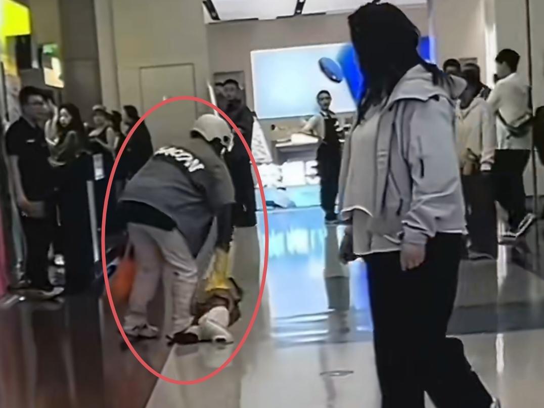 22岁妈妈带2岁孩子送外卖情绪崩溃，女孩：我才22岁，凭啥要扛这些，还得养你！