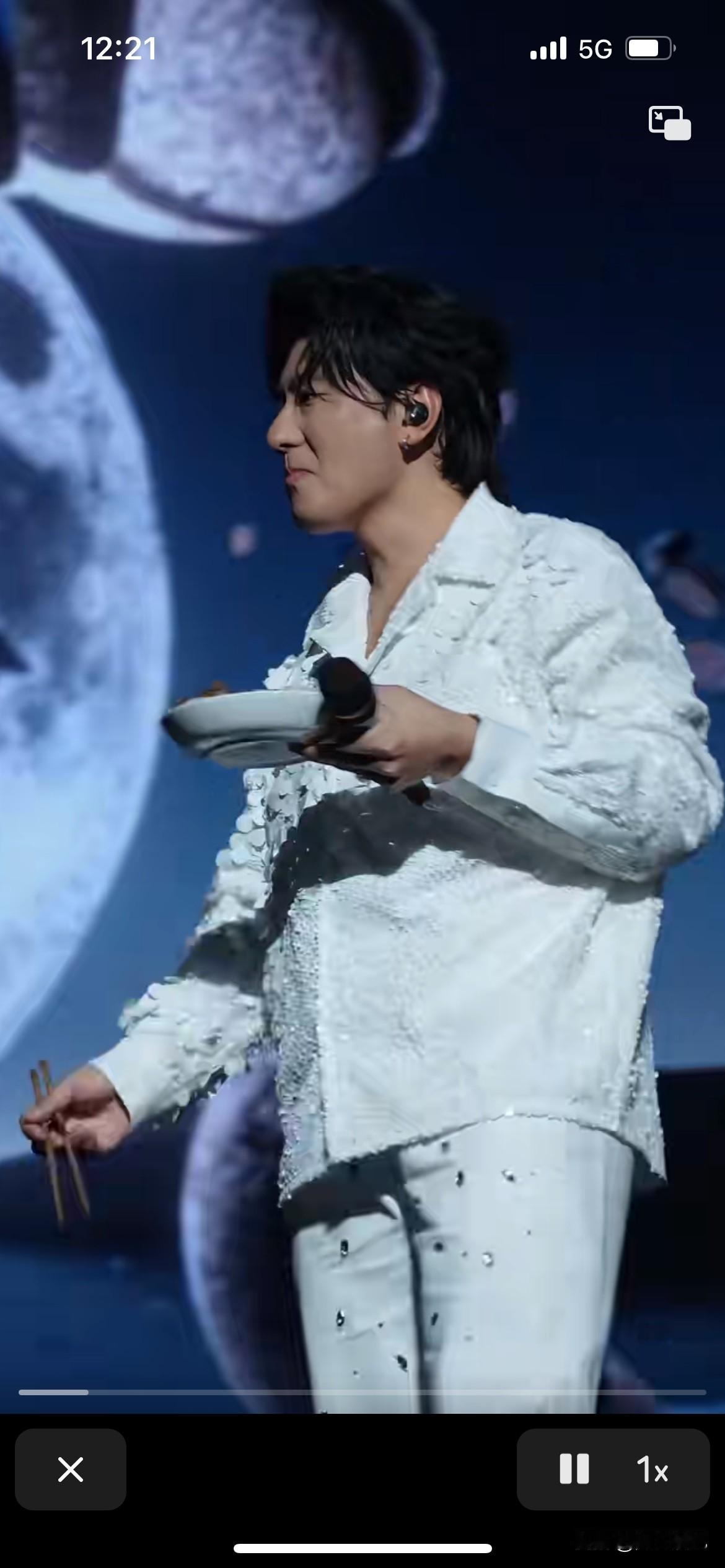 海来阿木老师在演唱会做了一件震惊的事情，头一次看演唱会上歌手在台上吃饭，歌迷在台