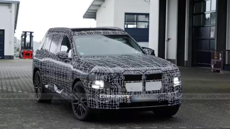 2027款宝马X7双色车身15万！油电共存旗舰设计曝光