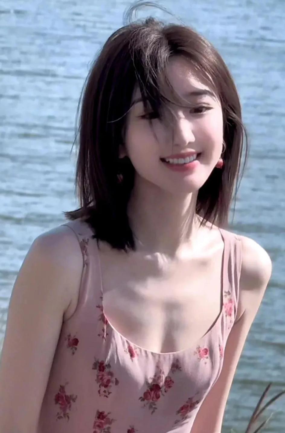 38岁的毛晓彤不失甜美清新风格，身着粉色细花泳衣，尽显细腰长腿，清纯灵动的气质宛