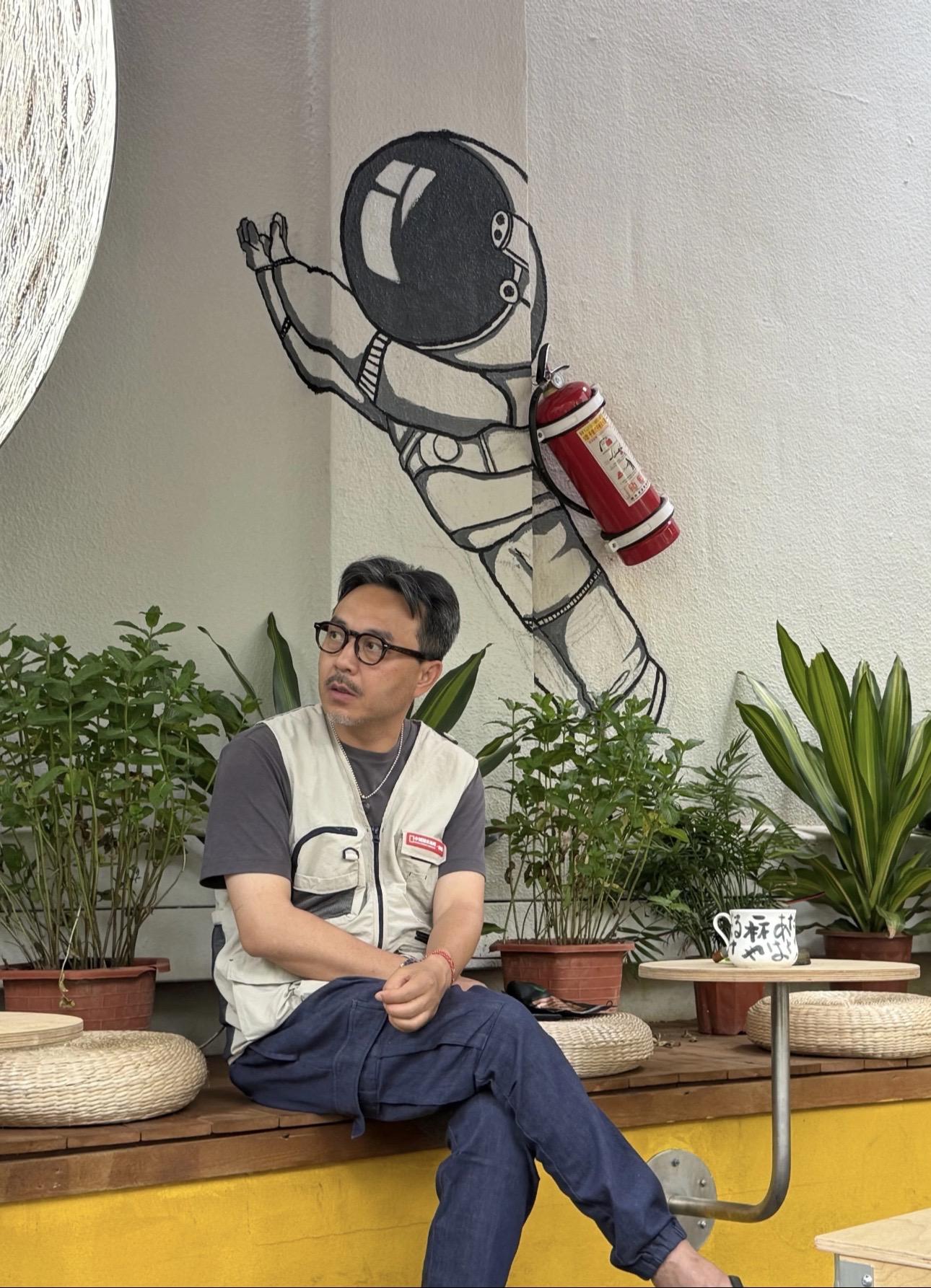 汪涵罕见露面，51岁的他头发胡子都花白