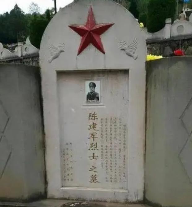 1987年，一缉毒民警，以回族老板身份打入毒贩内部，吃饭时，毒贩突然夹起一块猪肉