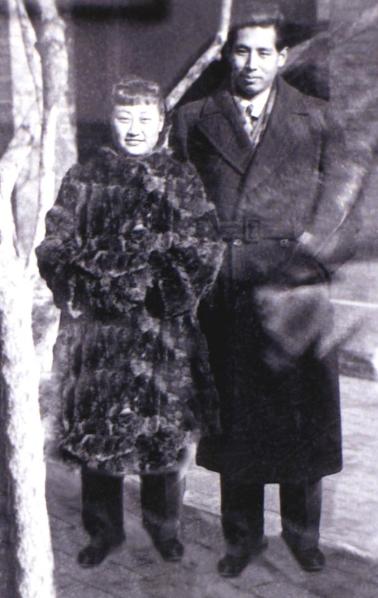 1938年，两个地下党为了工作假扮夫妻，后来却成了真服气，然而，结婚没多久妻子就