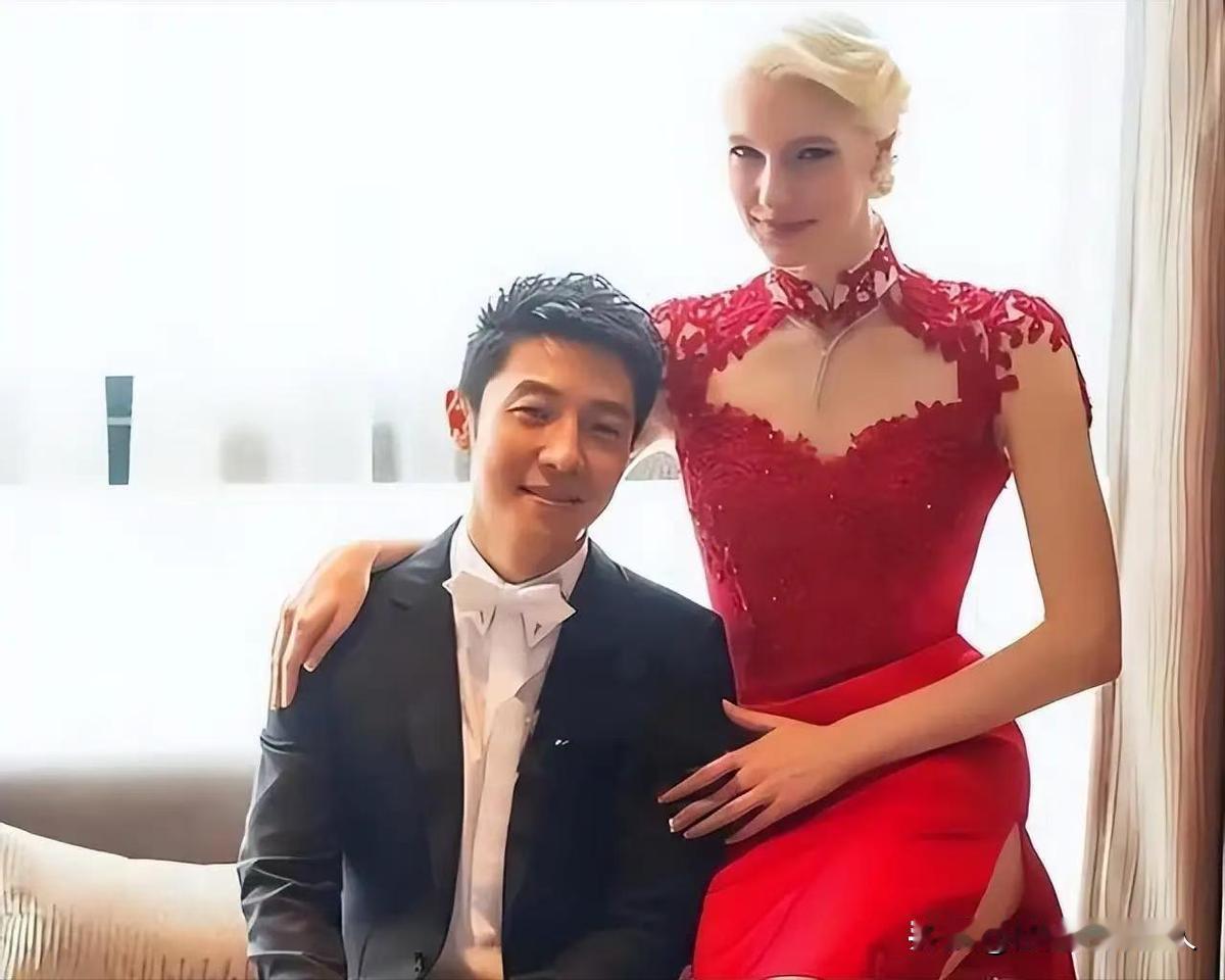 一次，撒贝宁回到家，看到龙凤胎孩子正在地上吃他的拖鞋，老婆李白就在一旁看着，并没
