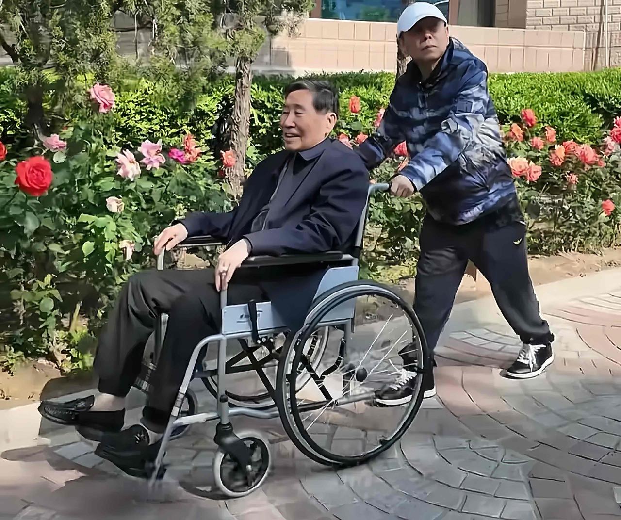 67岁的潘长江还能推着93岁的老父亲遛弯，这真是父子俩的福气啊。潘长江推着轮
