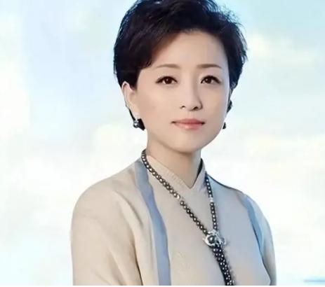 🐰杨澜或许永远想不到，离婚30年后，前夫张一兵竟活成了最体面的模样。曾经的