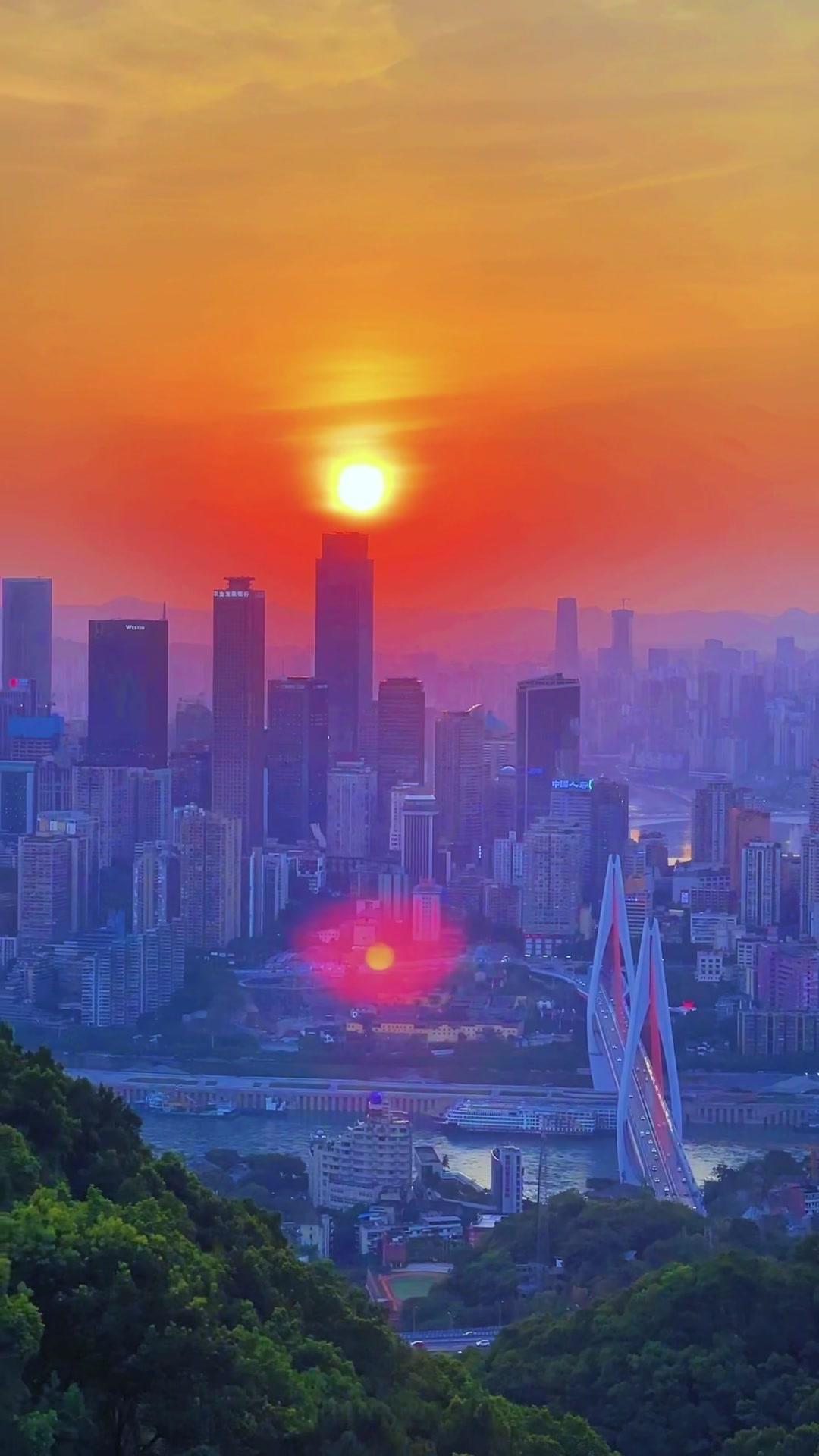 傍晚的重庆，轻轨如穿梭的银线，缓缓驶入暮色中的山城画卷。红墙绿树间，轻轨似灵动的