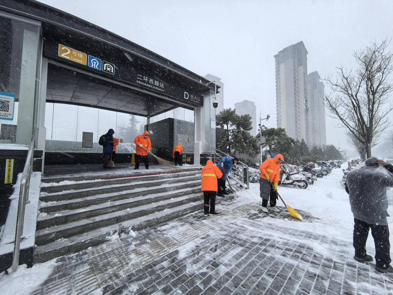 暴雪无情人有情，济南地铁应急除雪暖人心。就在春日将来之际，一场暴雪突袭济南