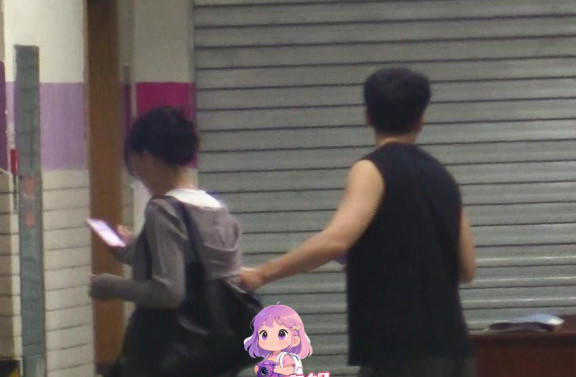 仝卓贾青一起回家仝卓贾青同居八卦媒体拍到仝卓、贾青两人一起开车回贾青家，疑似已