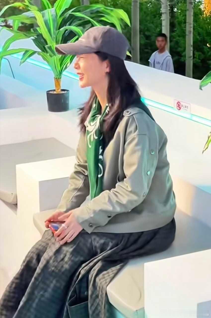 杨紫重返生命树拍摄地杨紫白菊回家这个点不年不节的，离杀青也没到一年吧节点只在by