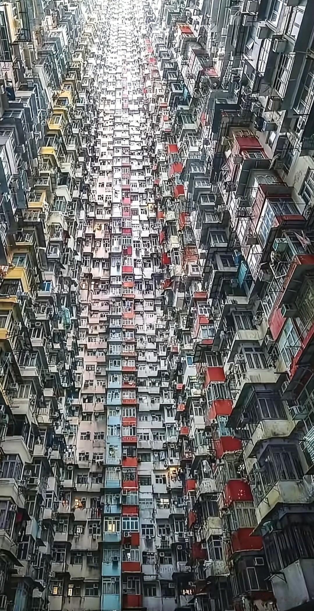 不查不知道，一查吓一跳，香港的房价竟然这么贵，便宜的几万一平，贵的能达到几十万一