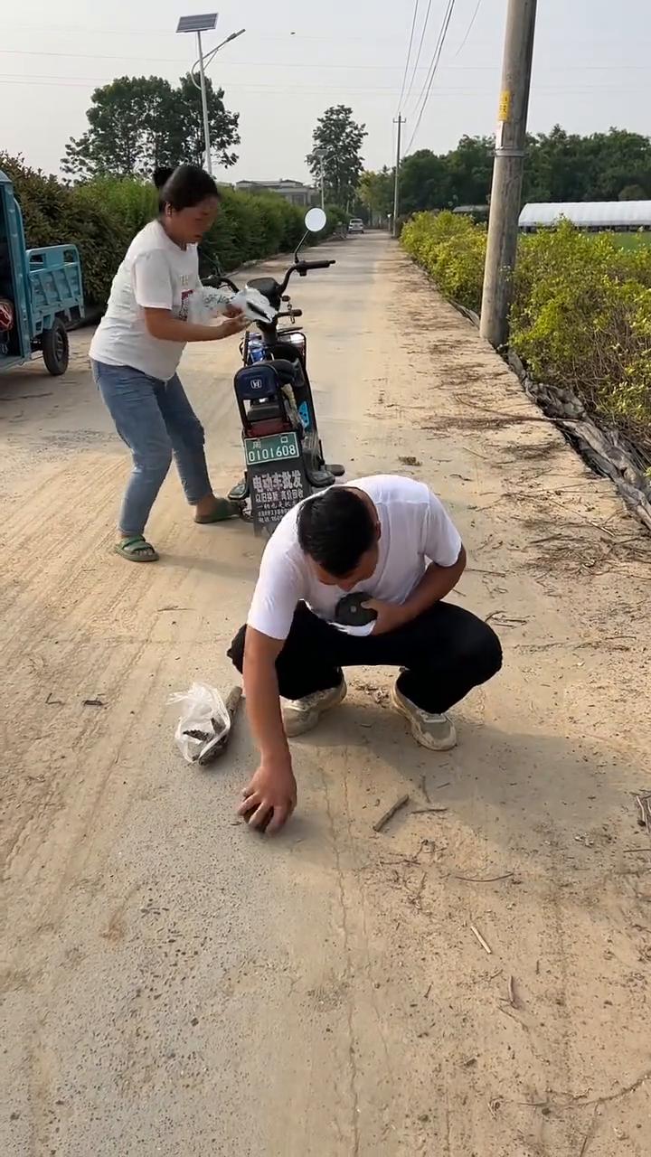 这是我的，我的，我的。帅哥放这里面，谢谢美女。这是我的，我的，我的。