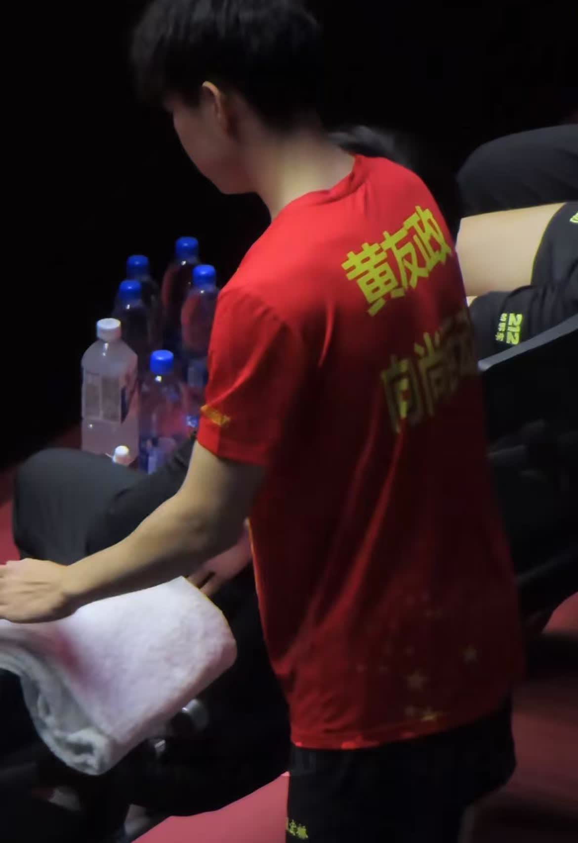 王楚钦默默地把毛巾藏起来，为什么呢？黄友政打完比赛，把毛巾准备搭在椅子上。王楚钦