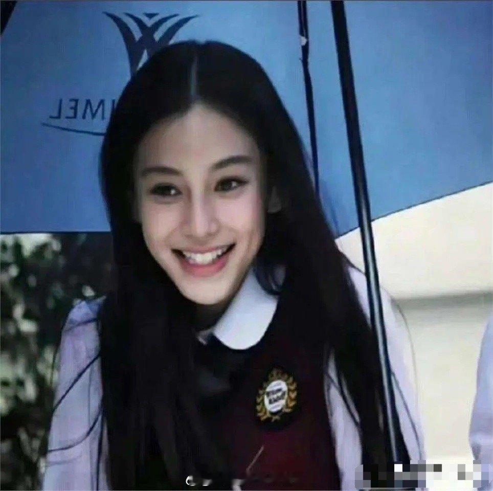 原来，这张火遍网络的照片背后，撑着雨伞的是郑恺。​​​