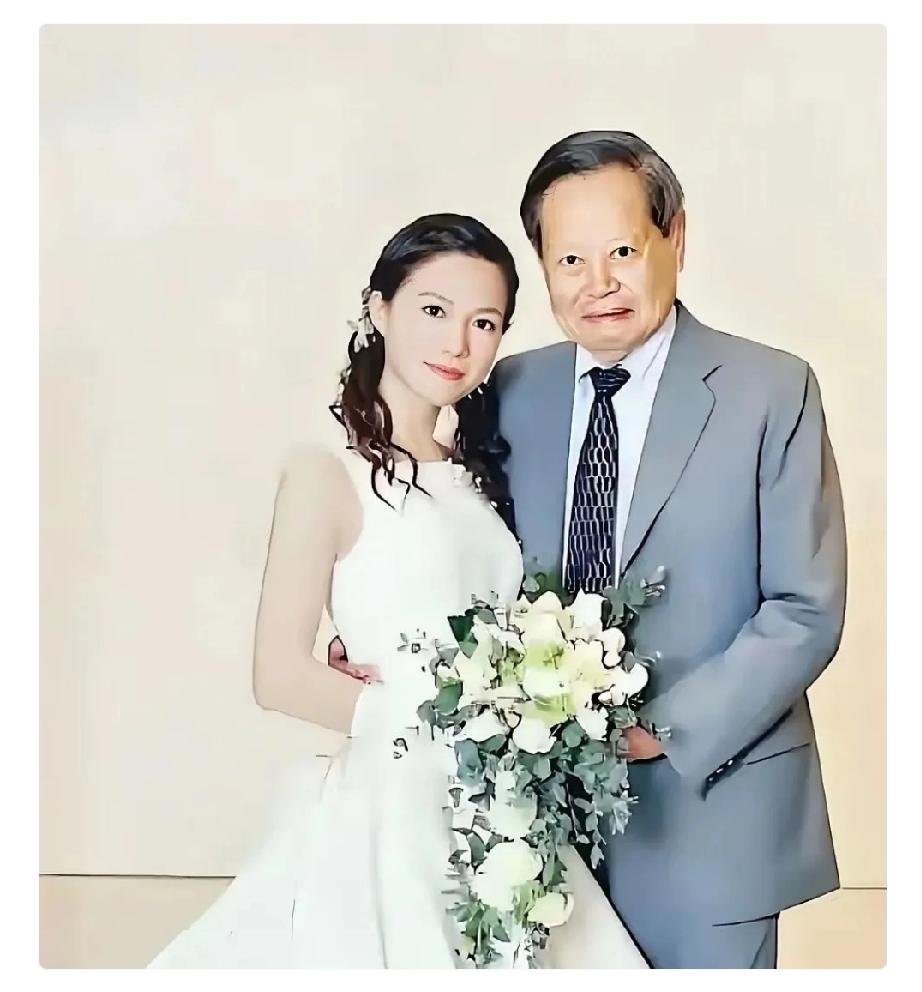 这是28岁的翁帆与82岁的杨振宁的结婚照，二人如今已经共同生活了21年。杨振