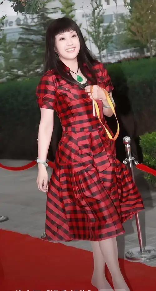 刘晓庆戏路之宽，令人惊叹。从《芙蓉镇》里质朴坚韧的胡玉音，到《武则天》中霸气威严