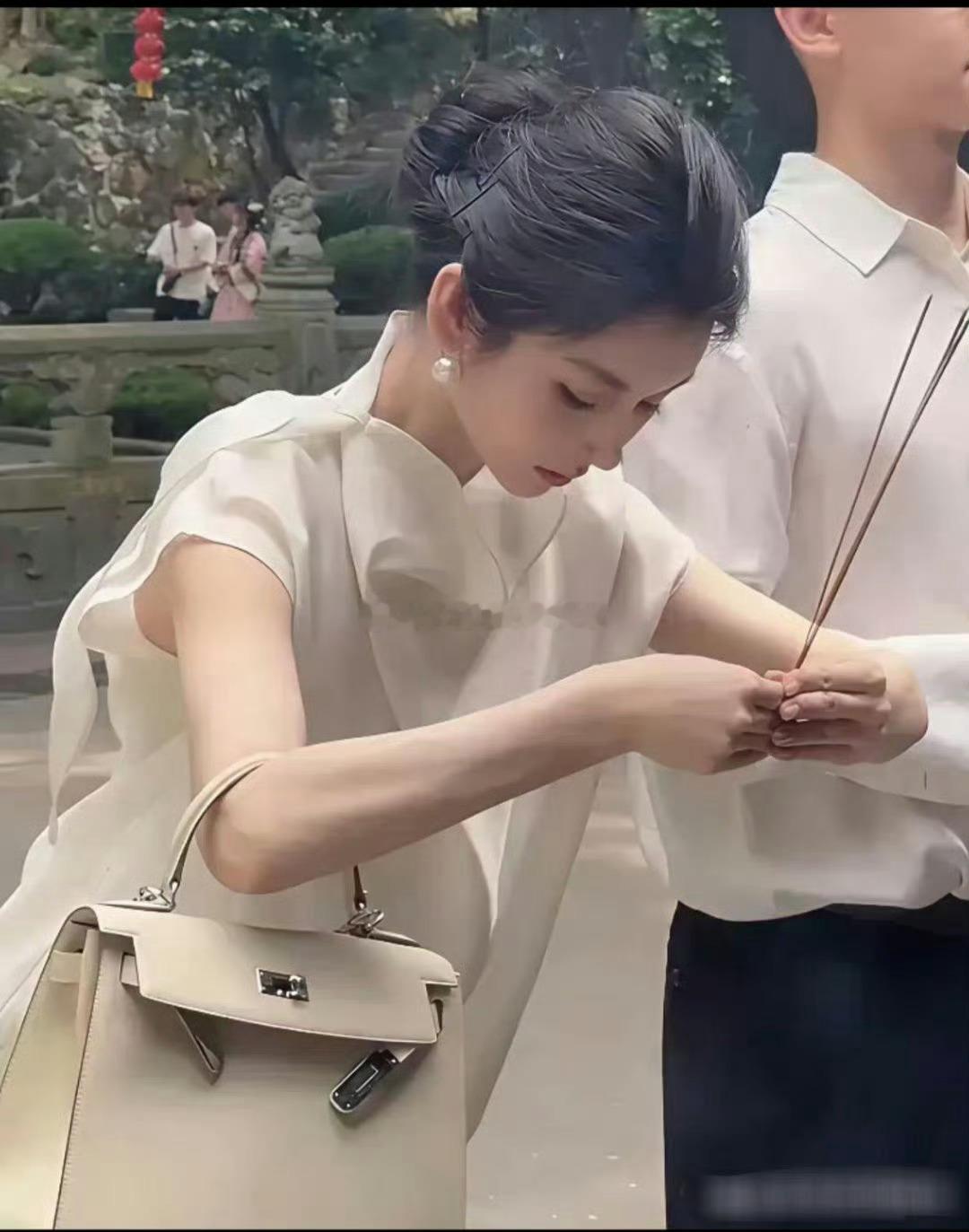 一个包都几十万了。这么有钱，还这么漂亮还能有什么烦恼呢？​​​