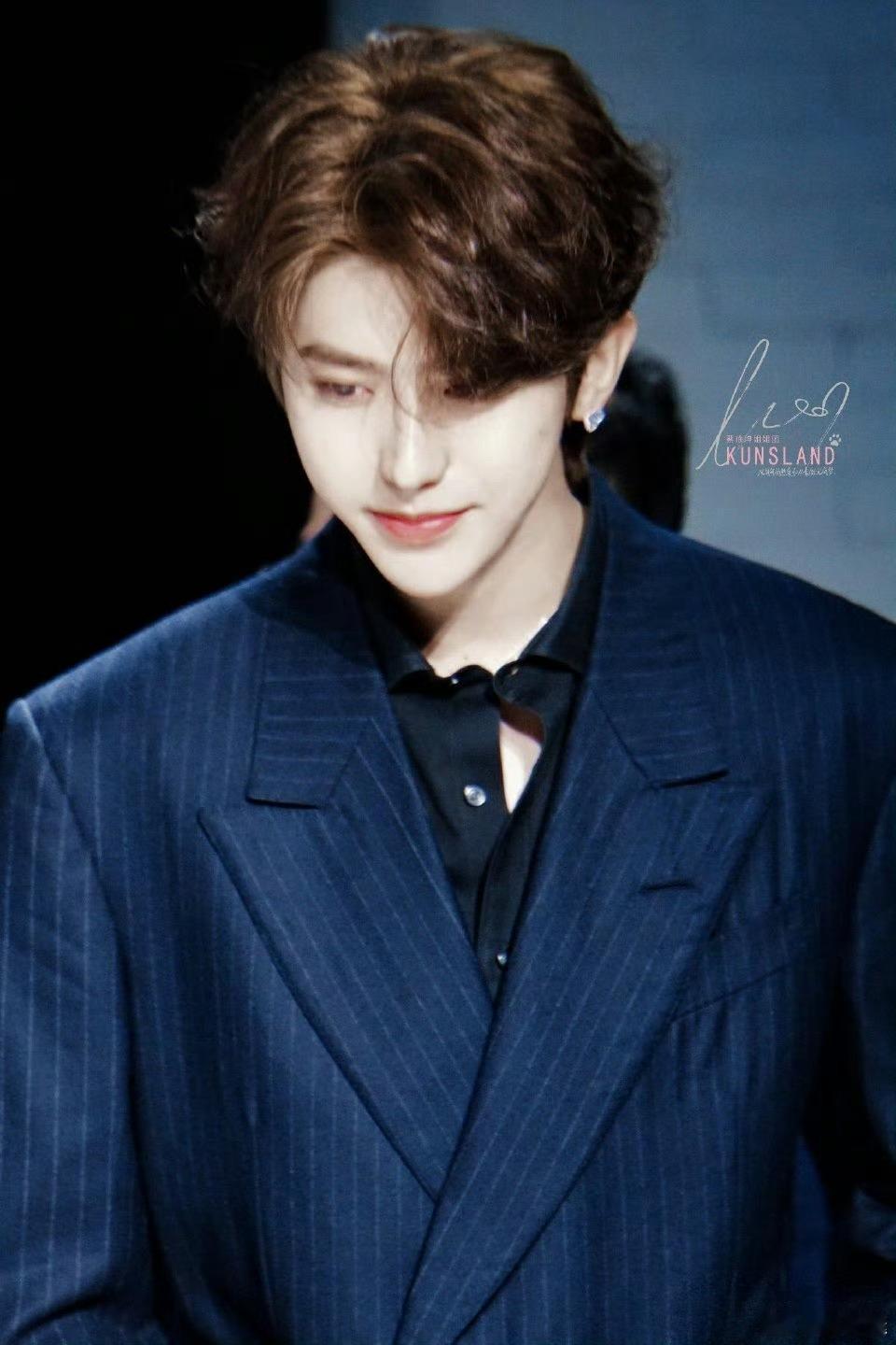 演唱会安可环节穿着粉丝送的玩偶服跳舞，那种反差萌简直是从搞笑漫画里跳出来的可爱角