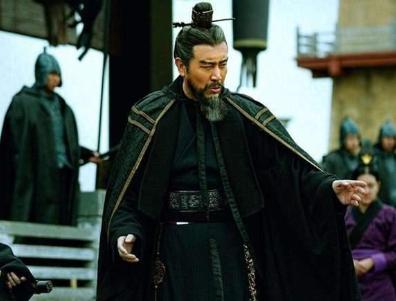 194年，曹操的父亲曹嵩死得极其窝囊。堂堂司空之父，昔日太尉，手里揣着一