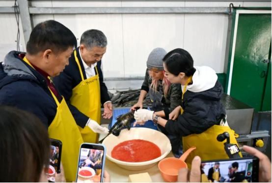 高市早苗又急着跳出来加戏，眼见中国商人踏上择捉岛考察水产，当场隔空放狠话要挣面子