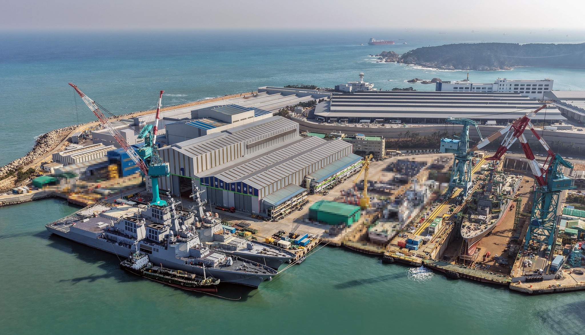 现代重工造船厂现场图：这张新照片展示了现代重工造船厂内刚建成的KDX-IIIB