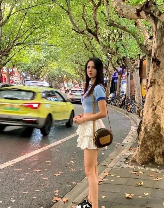 她们两个都在等车，你遇到了愿意载哪一个？