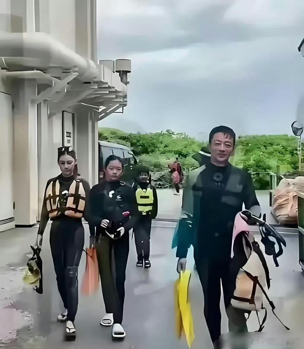 大S女儿小玥儿，终于把头发扎起来了，露出了清秀的脸庞，真的是小小S！