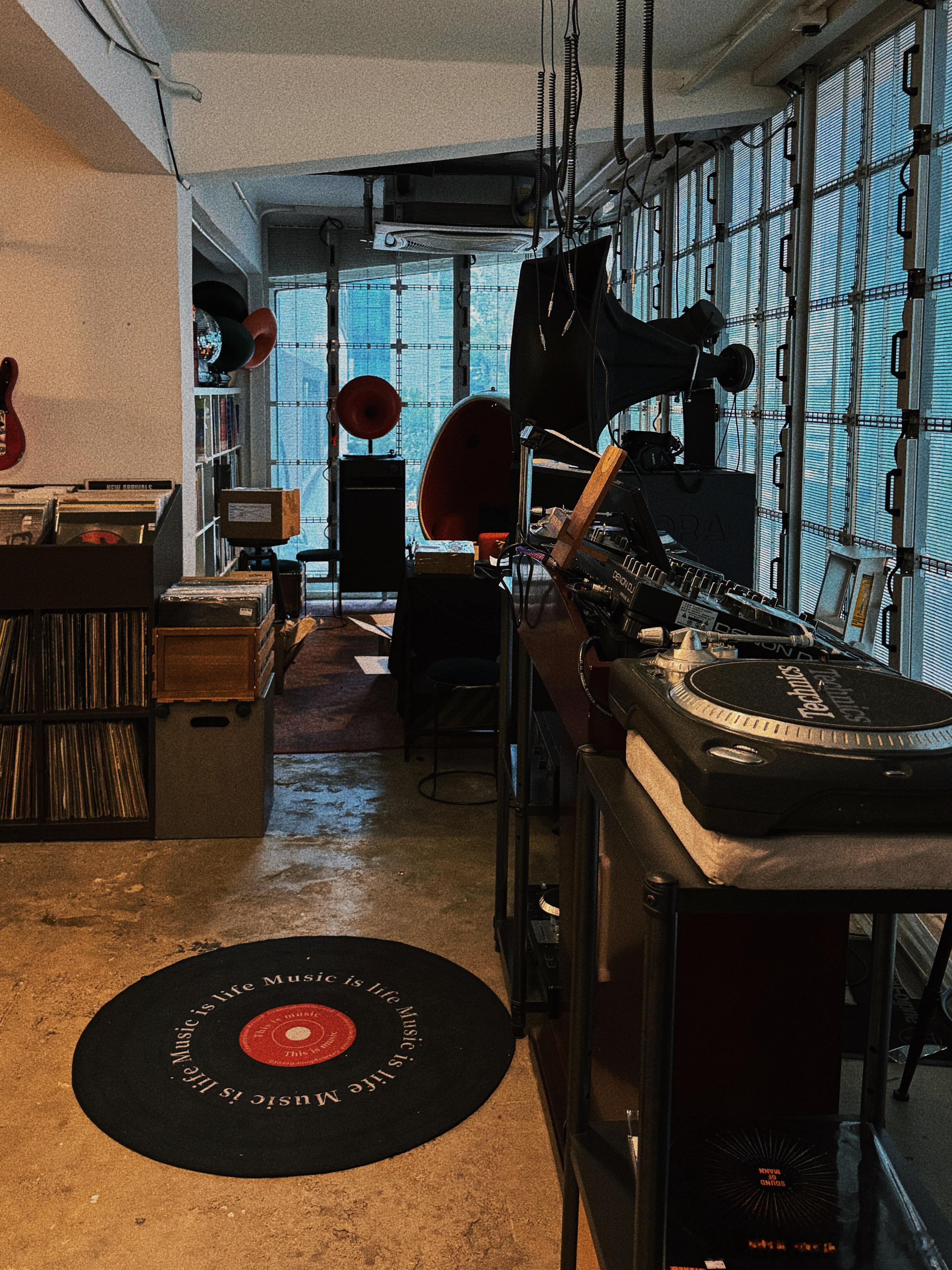 倩倩子开拍咯！前方传来一波热乎的美图～复古格纹自带黑胶唱片滤镜🖤评论抽3位小姐