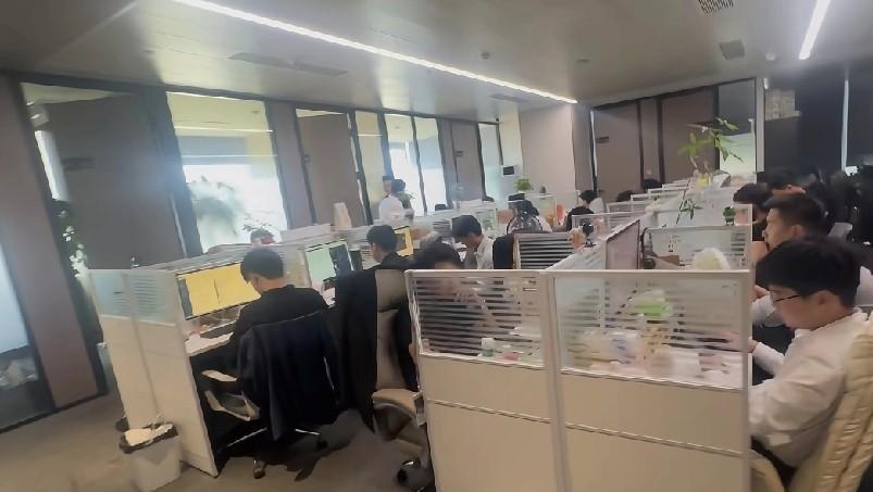 当初被压价进来的生产副经理最近有点不开心，原因是他知道了上任经理的月工资比他多了