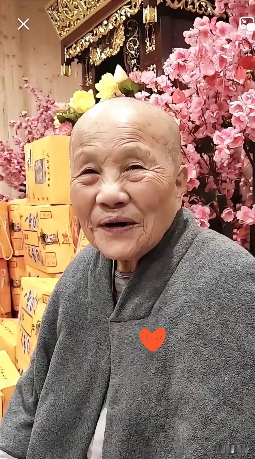 九华山的印开师太，今年八十八了，牙都掉得差不多了，说话漏风，可一提起王菲，那