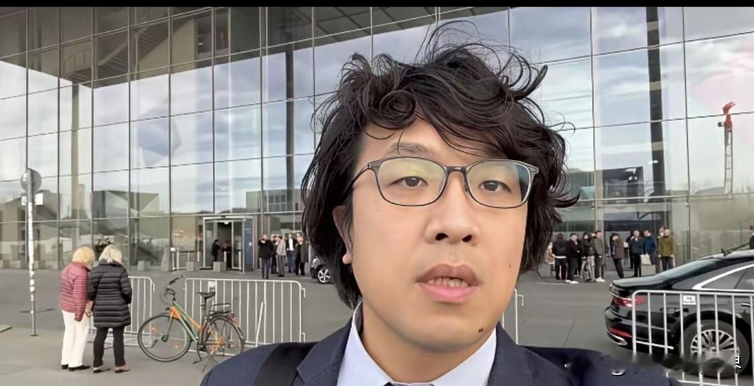 沈伯洋和赖瑞隆最大的共同点是，两人自身能力不行，靠着绿方集体托举。但是沈伯洋相对