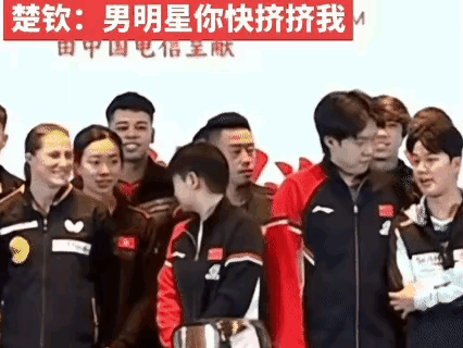 各忙各的，各聊各的，心情却无比的好，莎头的这种默契感，只要往哪里一战，就是一道靓