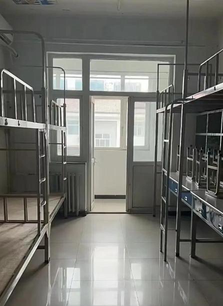 大家看新闻了没有？就是说中科大的一个班主任去查宿舍，发现一个男生床头放着半箱方便