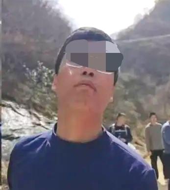 就是这个眼镜男在秦岭他的同伴乱扔垃圾被环保志愿者制止，想要打骂志愿者，这人医疗设
