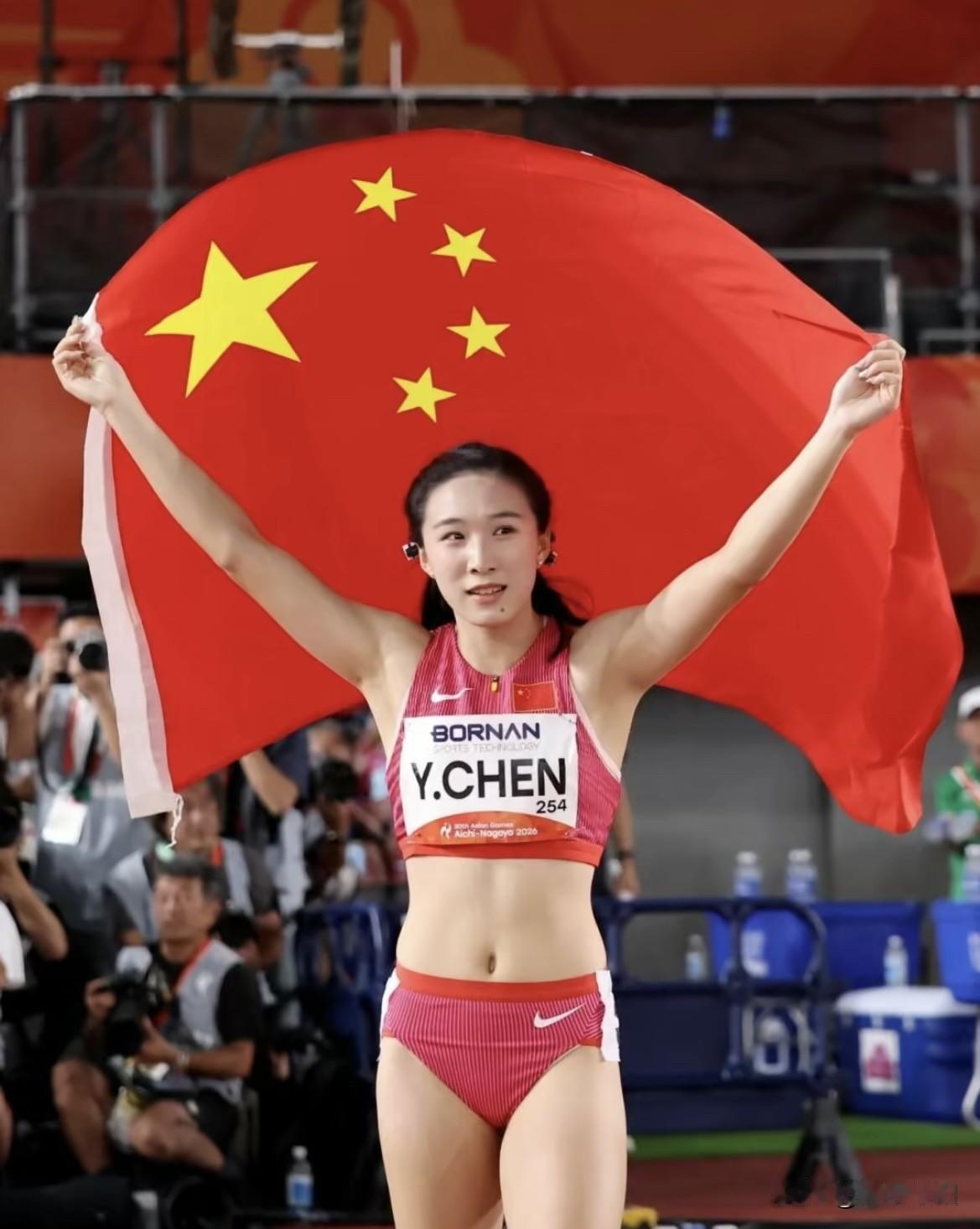"爸爸，我有出息了"当看到陈妤颉这个17岁的高中生，身披五星红旗对这镜头说出这句