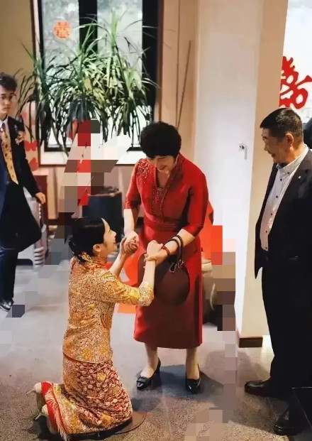 婚礼跪拜“意外”：36岁新娘跪谢养母，在场宾客哭成一片在陕西一场温馨的婚礼现