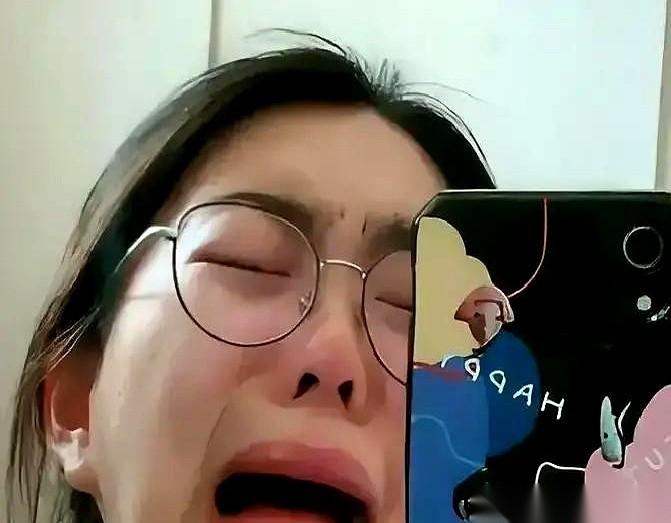 两千块，往游戏里一扔，眼睛都不眨一下。转头在辅导员办公室哭得梨花带雨，问“穷人