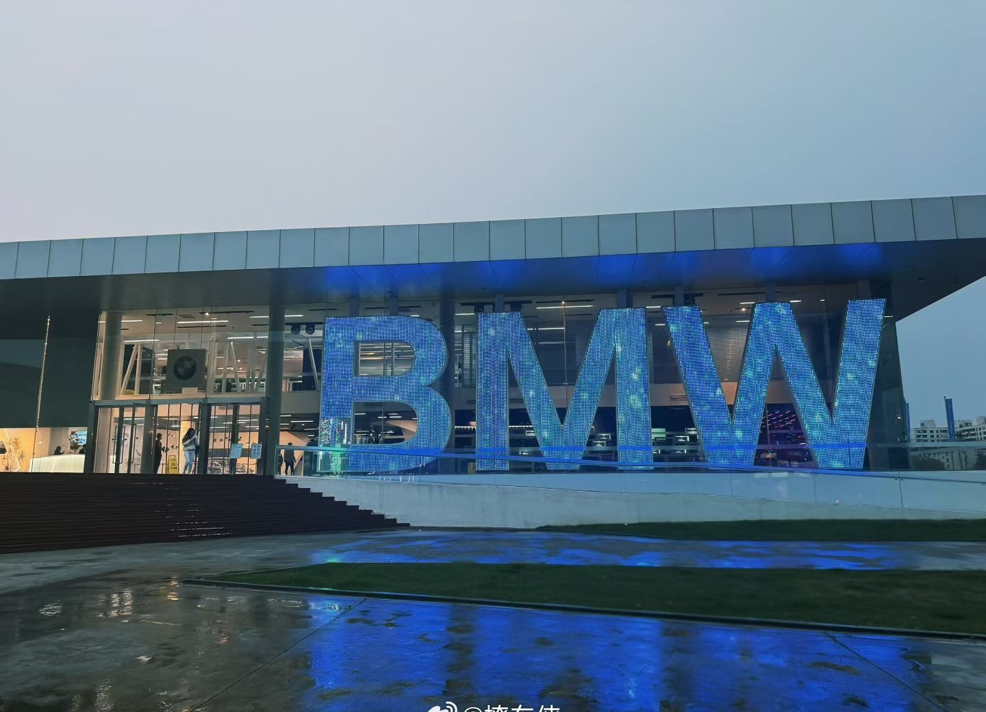 百年豪华汽车品牌的格局正在被彻底改写，BBA在华销量大幅受挫，宝马中国业绩两年下