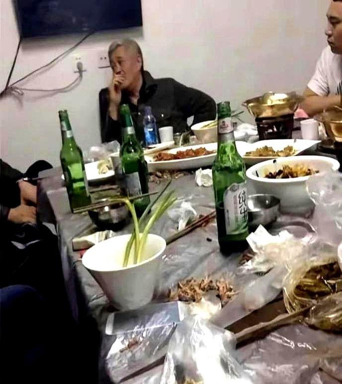 68岁赵本山身家过十亿，日子过得比你我还闹心。三亚过冬出门助理保镖围一圈打伞